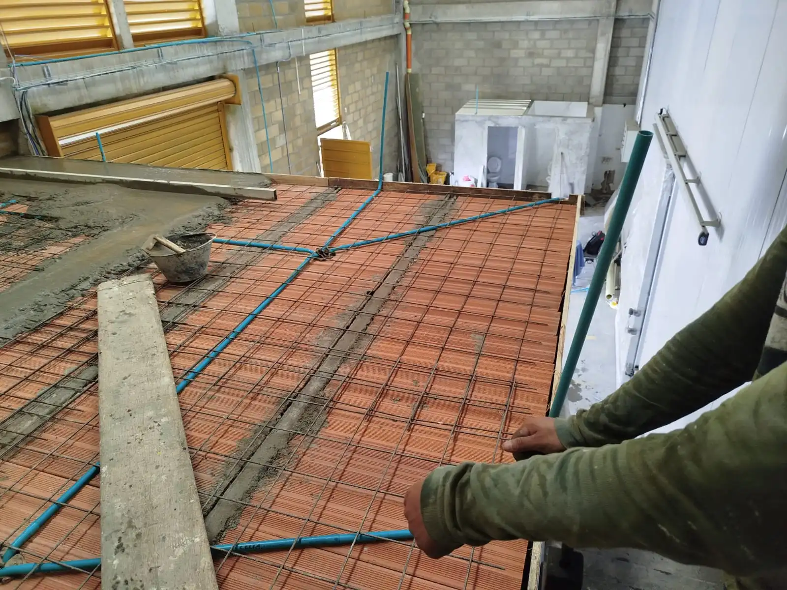Proceso de montaje técnico de estructura de acero para mezanine por Capitel Soluciones